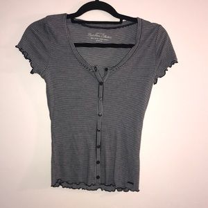 Hollister tshirt w/ buttons